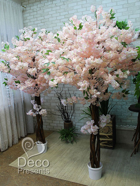 The decorative tree, about 190 cm high, is made of light pink sakura artificial flowers.