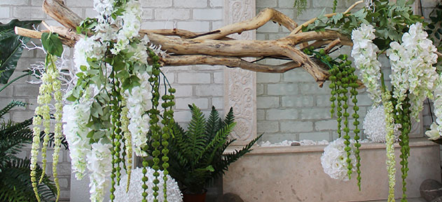 Buy a wooden swing with flowers for a restaurant